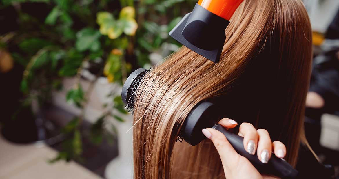 Profissional Passando Escova E Secador No Cabelo De Mulher